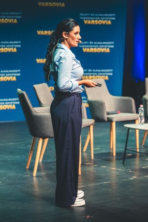 Nagy-Kozma Aletta előad a Varsovia Egyetem rendezvényén